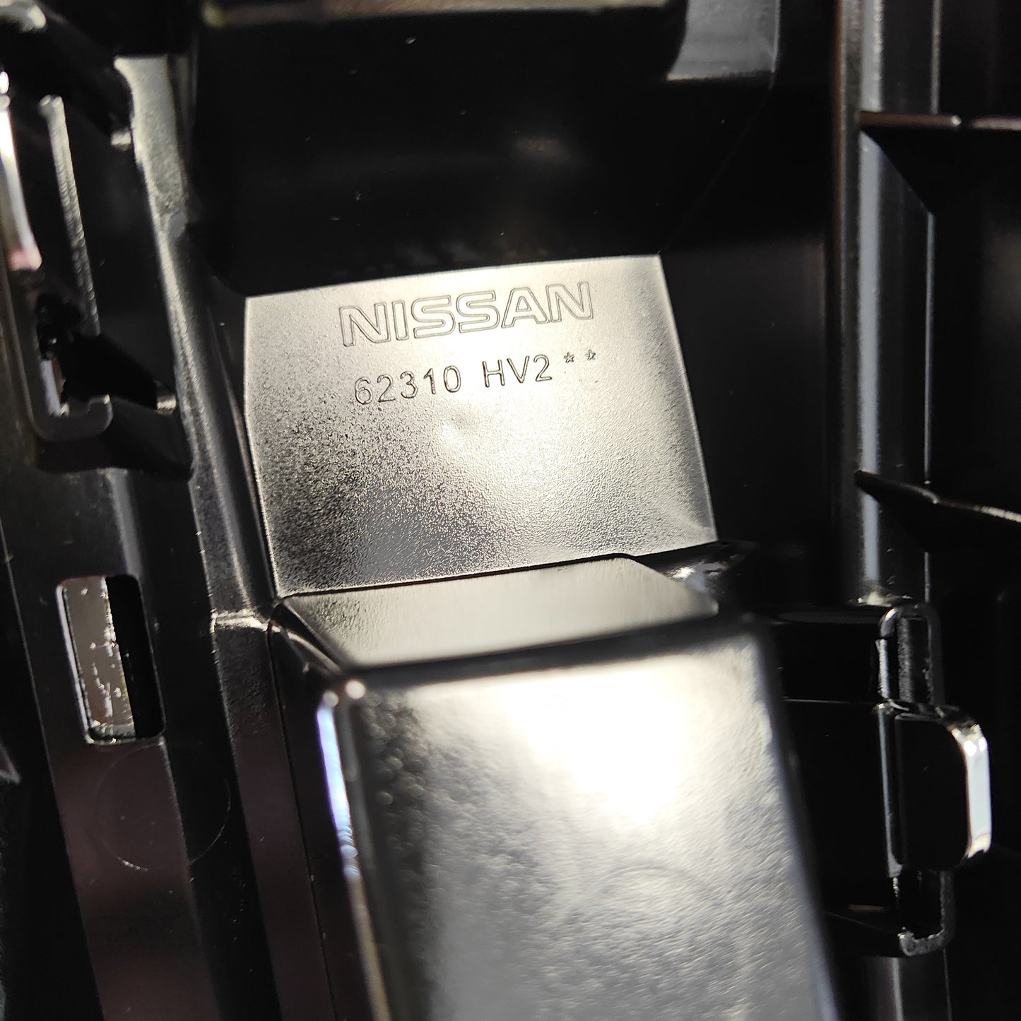 New Genuine Nissan Qashqai Front Bumper Grille Radar J11 62310Hv22A 2017-2021