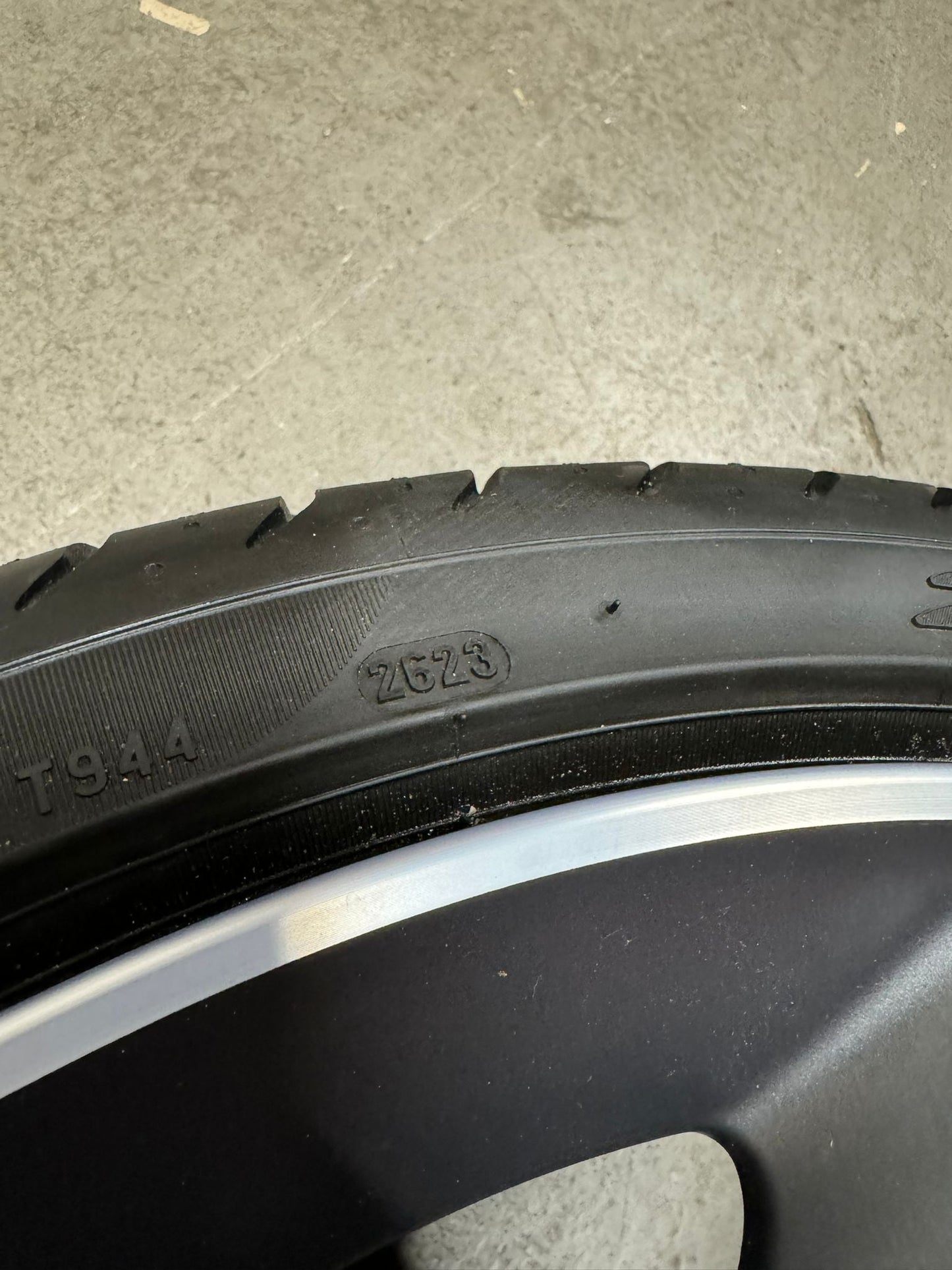 Jaguar Xe 20’’ Propeller Alloy Wheel And Tyre Front 9J T4N5393
