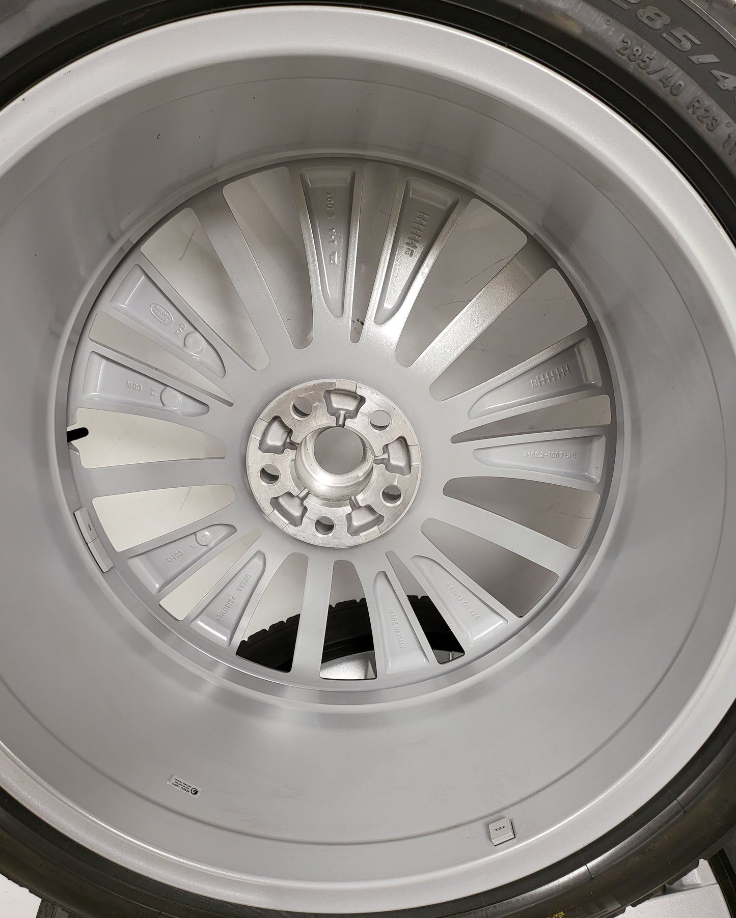 Range Rover 23 ”Splash Silver Wheels & Tyres 2022 (L460) LR153244
