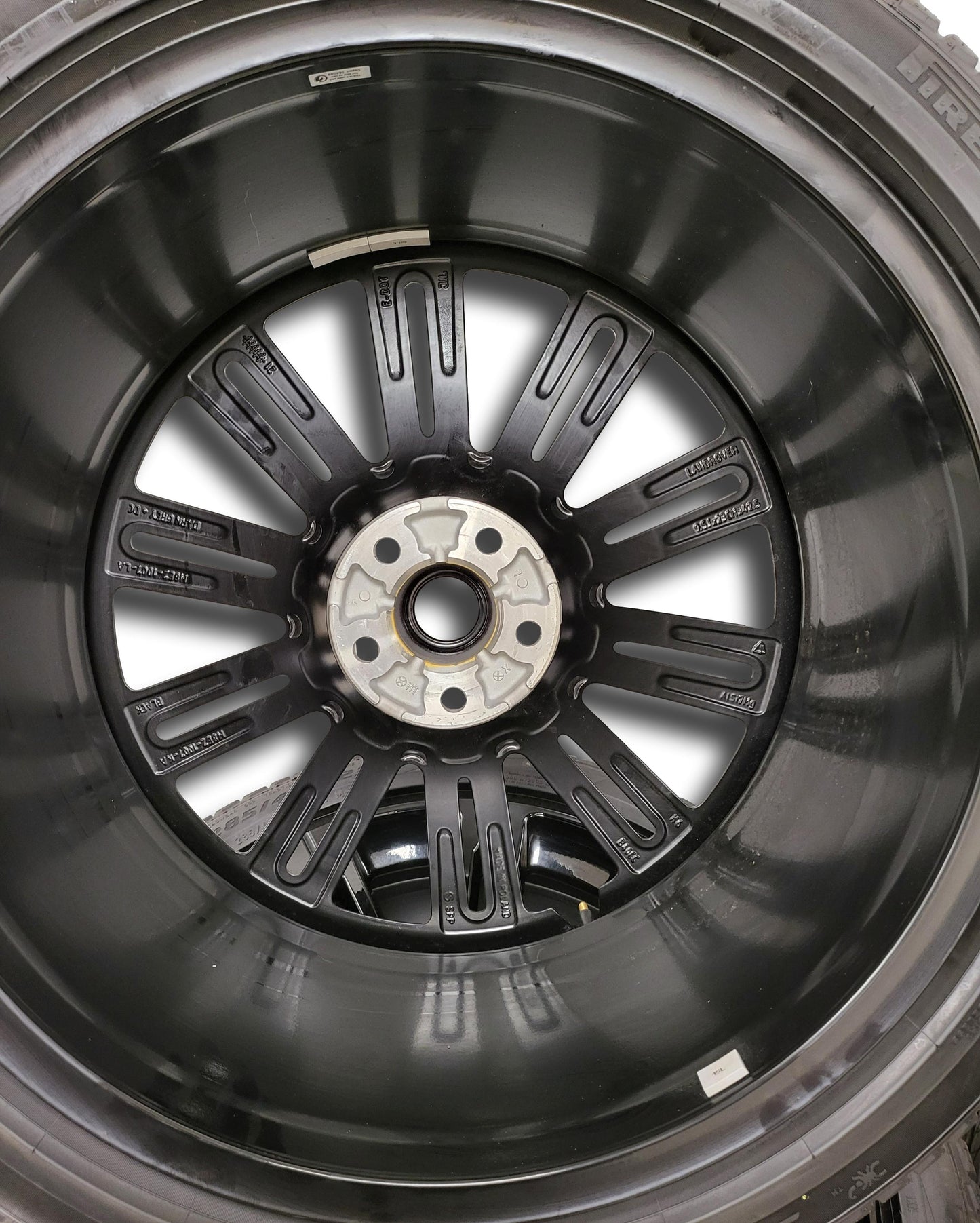 Range Rover 23” Crescendo Ruedas y neumáticos en negro brillante 2022 (L460) LR153246