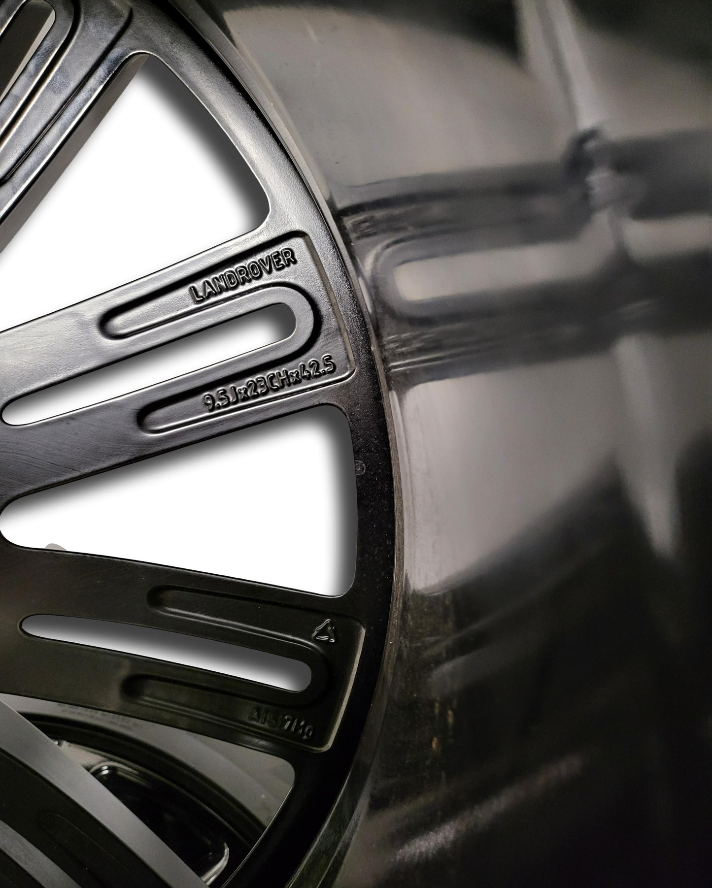 Range Rover 23” Crescendo Ruedas y neumáticos en negro brillante 2022 (L460) LR153246