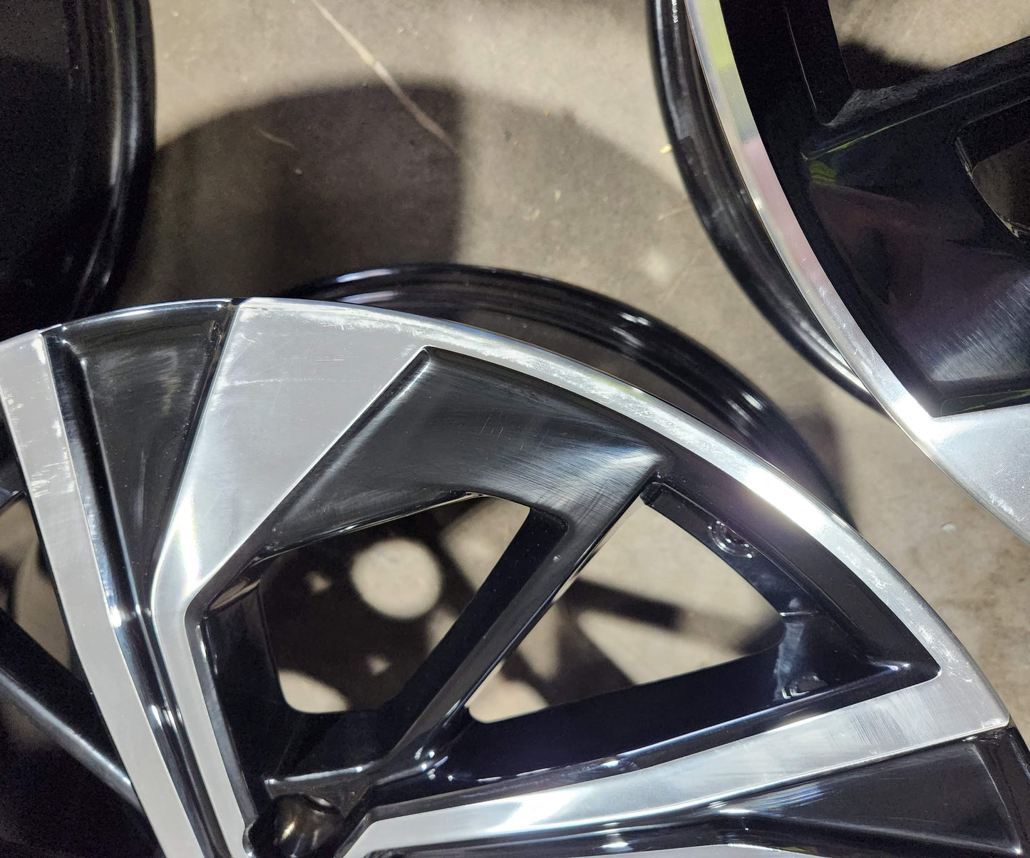 Nissan Qashqai 20" Alloy Wheels Diamond Cut and Gloss Black set of 4 6UA6A (1)