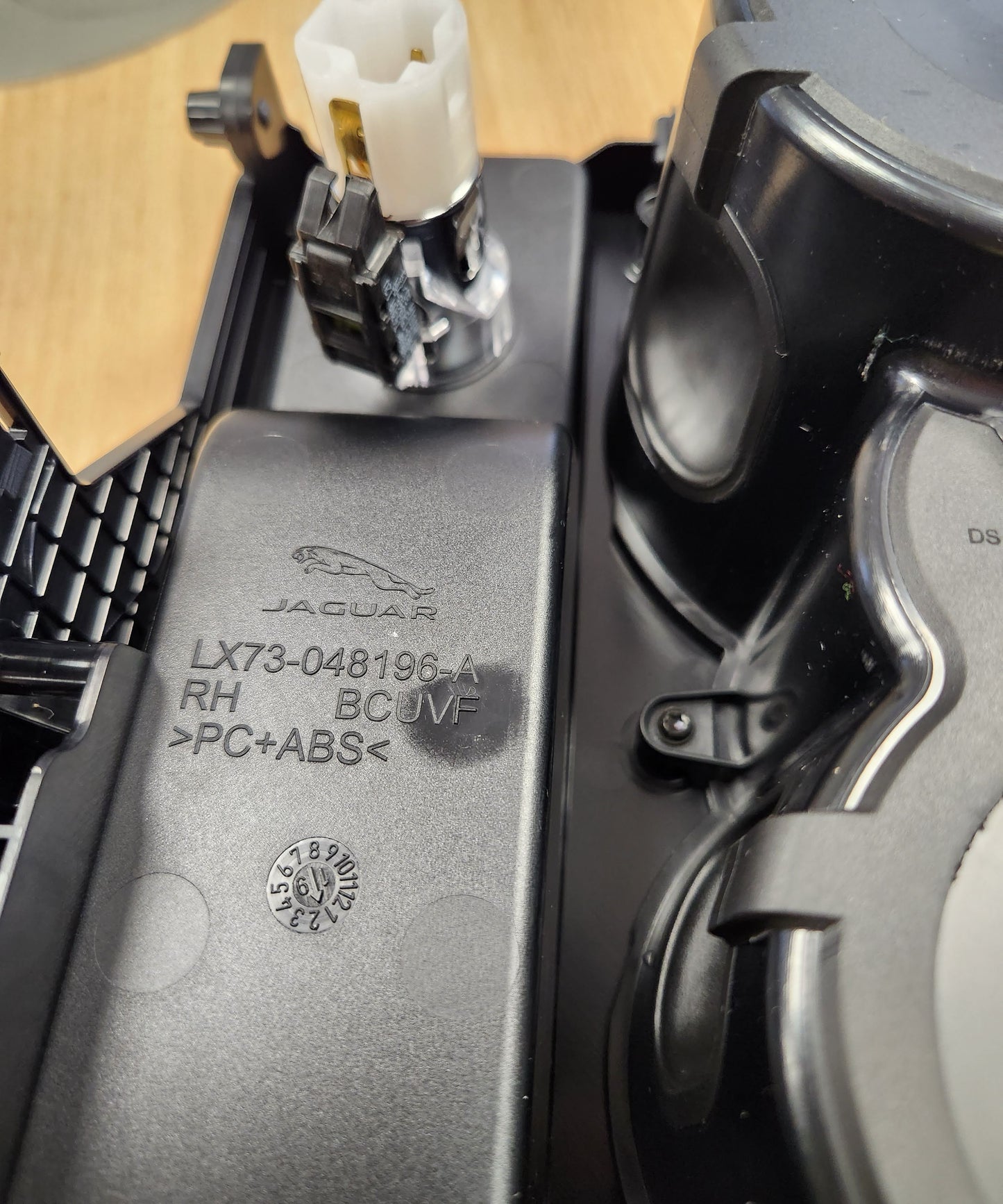 Console centrale del supporto per supporto per coppa Jaguar XE 2015> T4N35139 LX73048196AC
